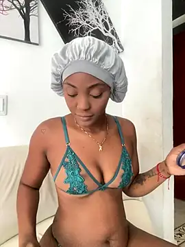 Snapshot of zaracollins01 chatting on 10.20.25 zaracollins01 online show from 10.20.25