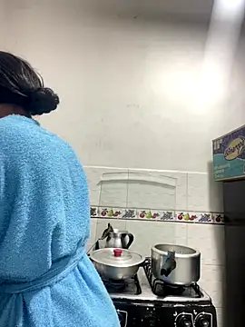 Snapshot of zaracollins01 chatting on 10.21.25 zaracollins01 online show from 10.21.25