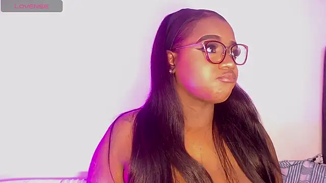 Snapshot of Mimi_Gil chatting on 10.13.25 Mimi Gil online show from 10.13.25