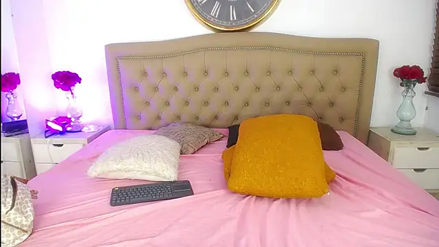 AuroraRicci online show from 11.13.25