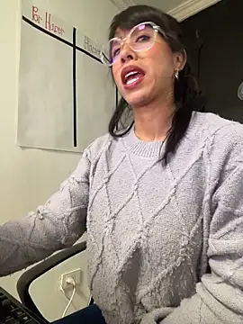 Snapshot of Incognitegirl chatting on 10.29.25 Incognitegirl online show from 10.29.25