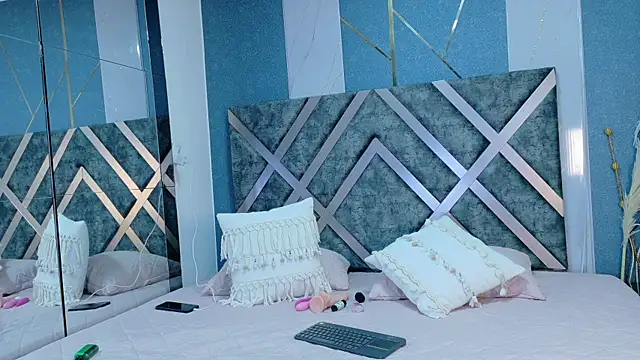 Snapshot of AteneaCox chatting on 10.02.25 AteneaCox online show from 10.02.25