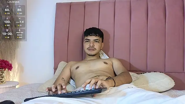 Snapshot of Snowlann chatting on 10.12.25 Snowlann online show from 10.12.25