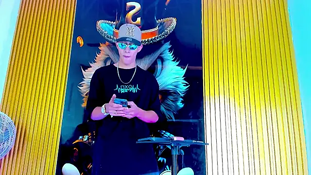 Snapshot of Dante_Brown1_ chatting on 10.08.25 Dante Brown1 online show from 10.08.25