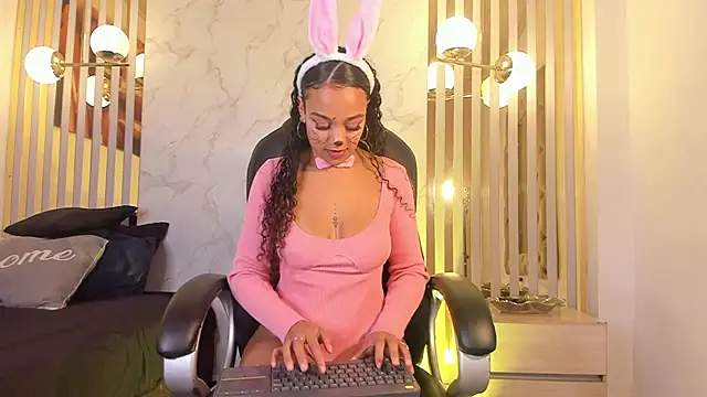 Melaniegh  online show from 10.17.25