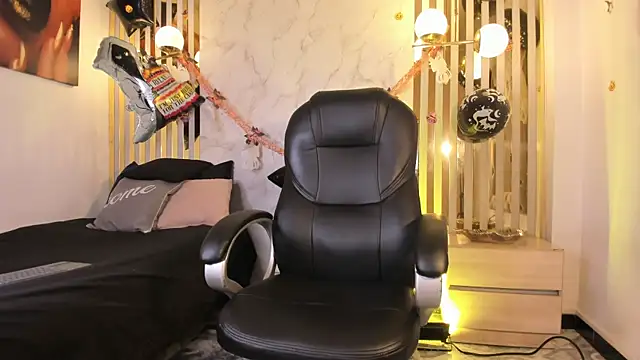 Melaniegh  online show from 10.26.25