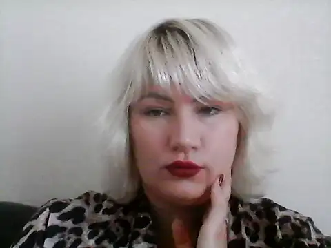 Snapshot of LallyLoveXx chatting on 09.15.25 LallyLoveXx online show from 09.15.25