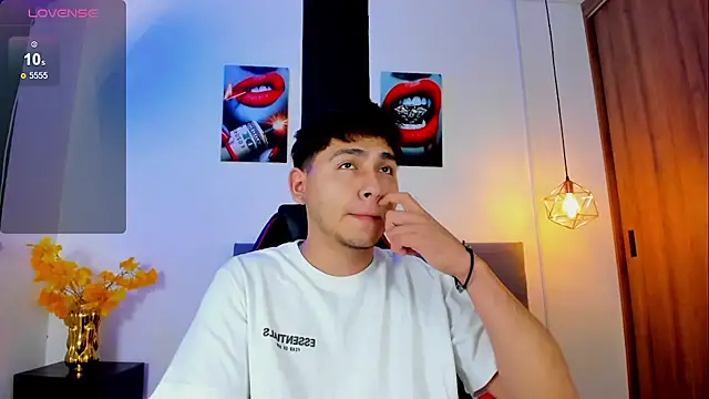 Snapshot of Nicolas_James_Sc chatting on 10.18.25 Nicolas James Sc online show from 10.18.25