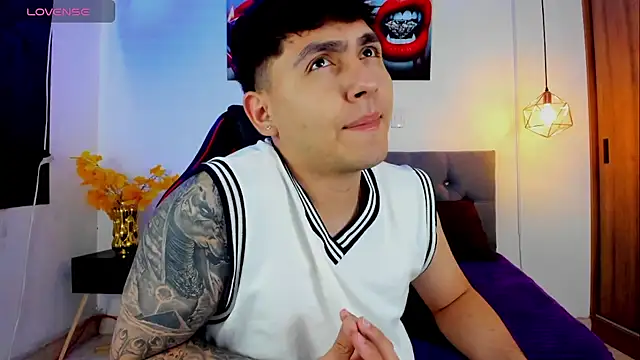 Snapshot of Nicolas_James_Sc chatting on 10.28.25 Nicolas James Sc online show from 10.28.25