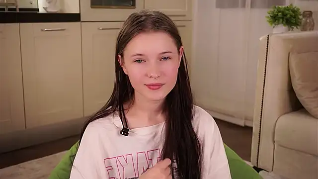 Snapshot of LynHillaire chatting on 09.14.25 LynHillaire online show from 09.14.25