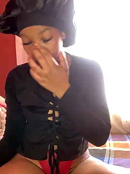 Snapshot of Pretty_Beauty chatting on 10.08.25 Pretty Beauty online show from 10.08.25