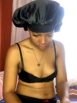 Snapshot of Pretty_Beauty chatting on 10.12.25 Pretty Beauty online show from 10.12.25