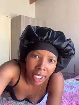 Snapshot of Pretty_Beauty chatting on 10.15.25 Pretty Beauty online show from 10.15.25