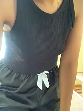 Snapshot of Pretty_Beauty chatting on 10.30.25 Pretty Beauty online show from 10.30.25