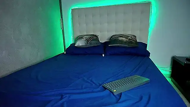 Snapshot of DionKnox chatting on 11.08.25 DionKnox online show from 11.08.25