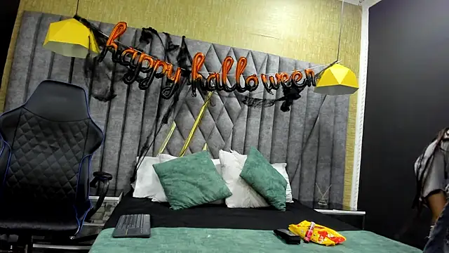 Snapshot of Boss_Domiinator chatting on 10.29.25 Boss Domiinator online show from 10.29.25