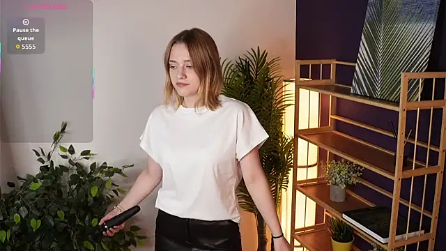 Snapshot of HollieCollelo chatting on 09.17.25 HollieCollelo online show from 09.17.25