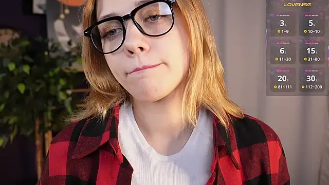 Snapshot of HollieCollelo chatting on 10.03.25 HollieCollelo online show from 10.03.25