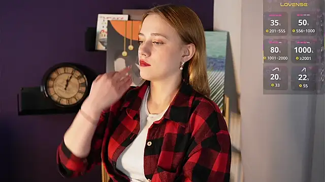 Snapshot of HollieCollelo chatting on 10.08.25 HollieCollelo online show from 10.08.25