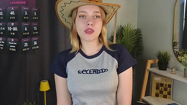 Snapshot of HollieCollelo chatting on 10.17.25 HollieCollelo online show from 10.17.25