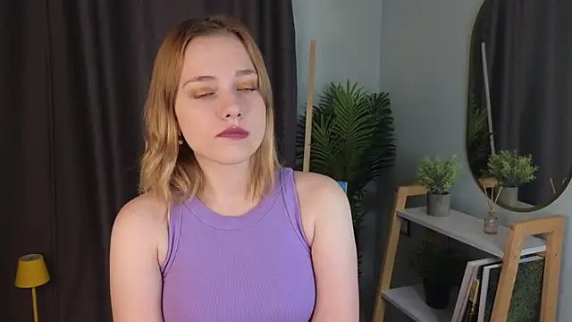 Snapshot of HollieCollelo chatting on 10.22.25 HollieCollelo online show from 10.22.25