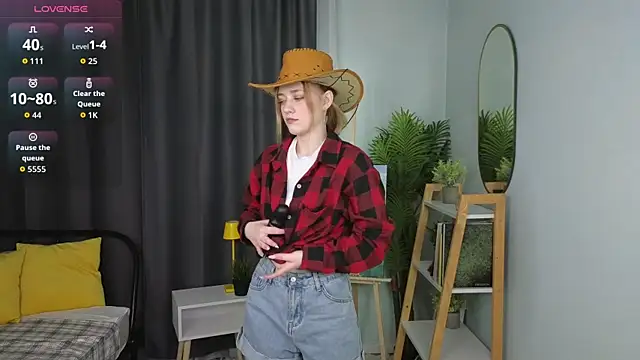 Snapshot of HollieCollelo chatting on 10.27.25 HollieCollelo online show from 10.27.25