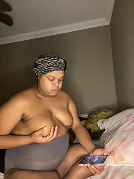 Snapshot of MamoM24 chatting on 09.13.25 MamoM24 online show from 09.13.25