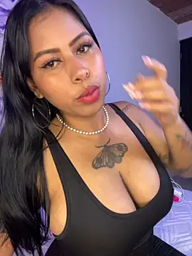 Snapshot of Michluxe_69 chatting on 10.20.25 Michluxe 69 online show from 10.20.25