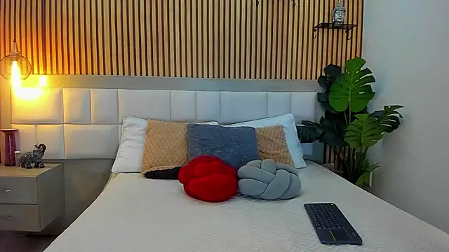 Roseaurora online show from 11.15.25