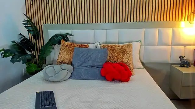 Roseaurora online show from 01.12.26