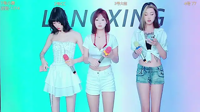 Snapshot of Emeralds_Girls chatting on 09.26.25 Emeralds Girls online show from 09.26.25