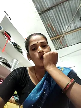 Snapshot of Nillohot chatting on 10.16.25 Nillohot online show from 10.16.25