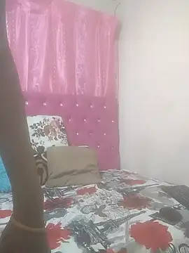 Snapshot of SweetSlenderChoc chatting on 10.26.25 SweetSlenderChoc online show from 10.26.25