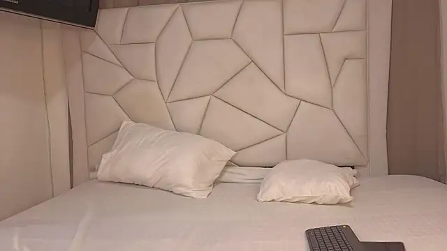 Snapshot of Paulaboterom chatting on 11.03.25 Paulaboterom online show from 11.03.25