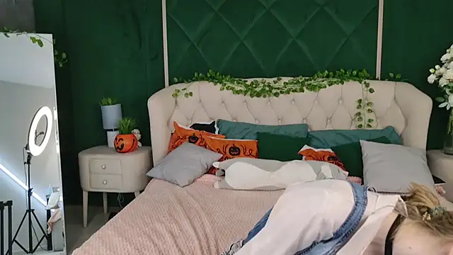 Beverly Gomes online show from 10.31.25