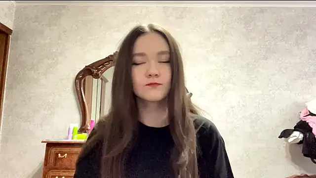 Snapshot of Pikmigirl18 chatting on 09.24.25 Pikmigirl18 online show from 09.24.25