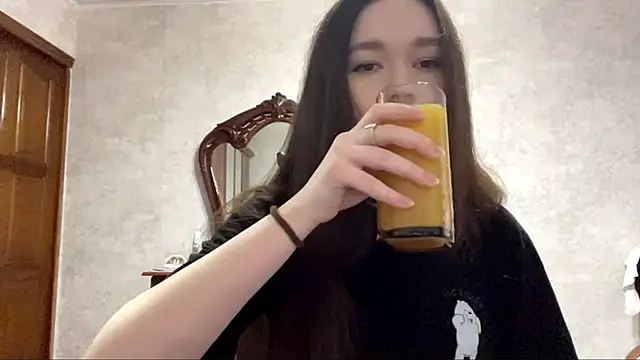 Snapshot of Pikmigirl18 chatting on 09.25.25 Pikmigirl18 online show from 09.25.25