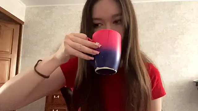 Snapshot of Pikmigirl18 chatting on 10.06.25 Pikmigirl18 online show from 10.06.25