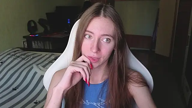 Snapshot of MiaLinder chatting on 09.15.25 MiaLinder online show from 09.15.25