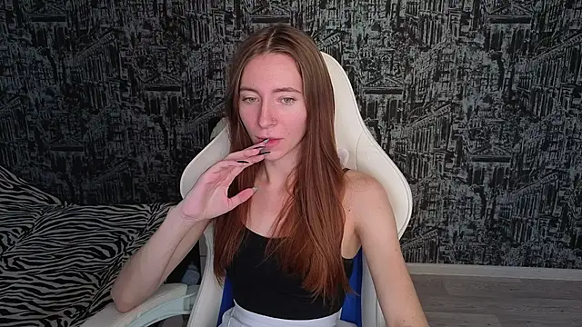 Snapshot of MiaLinder chatting on 10.04.25 MiaLinder online show from 10.04.25