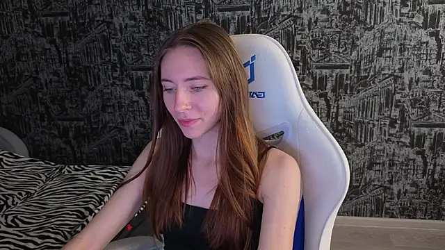 Snapshot of MiaLinder chatting on 10.05.25 MiaLinder online show from 10.05.25