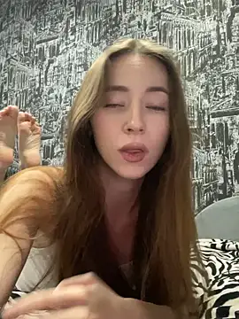 Snapshot of MiaLinder chatting on 11.04.25 MiaLinder online show from 11.04.25