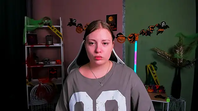 Snapshot of melani_bumm chatting on 10.21.25 melani bumm online show from 10.21.25