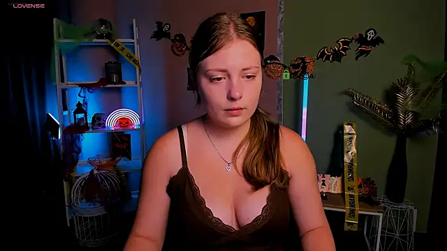 Snapshot of melani_bumm chatting on 10.24.25 melani bumm online show from 10.24.25