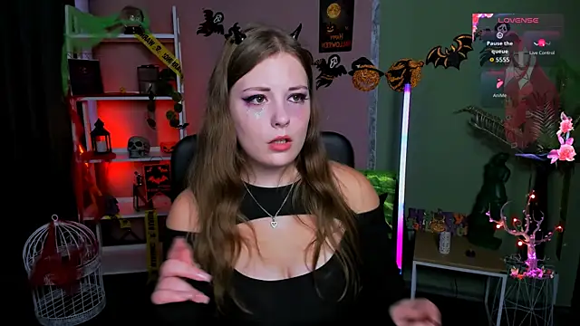 Snapshot of melani_bumm chatting on 10.31.25 melani bumm online show from 10.31.25