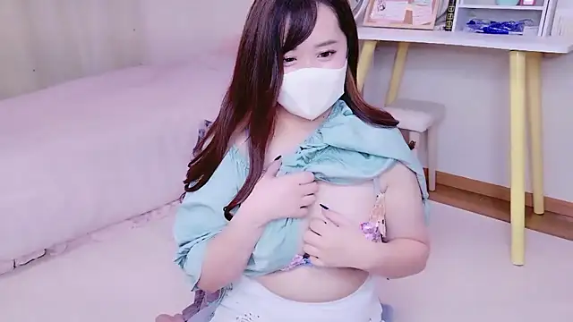 Snapshot of CHIAKI_xxo chatting on 10.29.25 CHIAKI xxo online show from 10.29.25