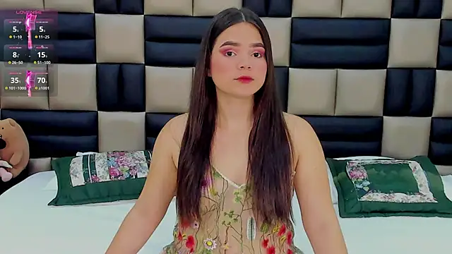 AlanaCusack online show from 11.04.25