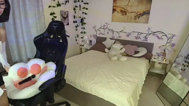 Lunara  Adams online show from 09.28.25