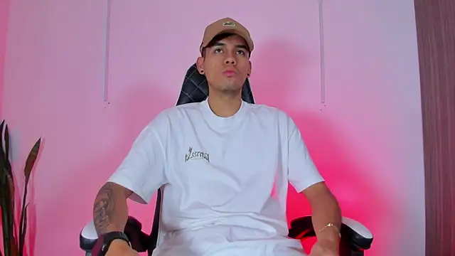 Snapshot of Nickyblazze_ chatting on 10.11.25 Nickyblazze  online show from 10.11.25