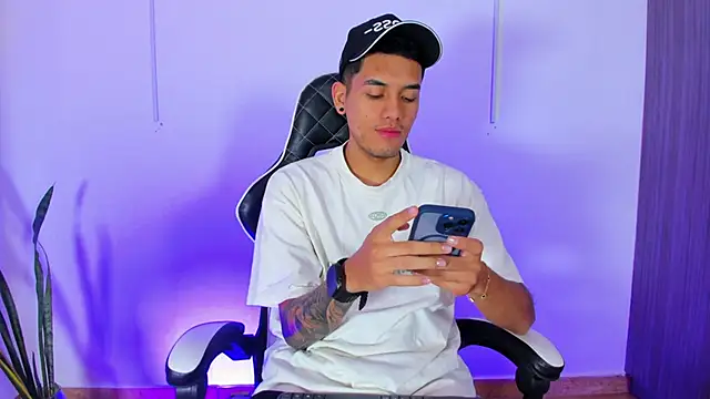 Snapshot of Nickyblazze_ chatting on 10.13.25 Nickyblazze  online show from 10.13.25